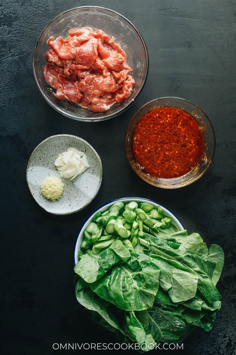 Ingredients for making beef and Chinese broccoli