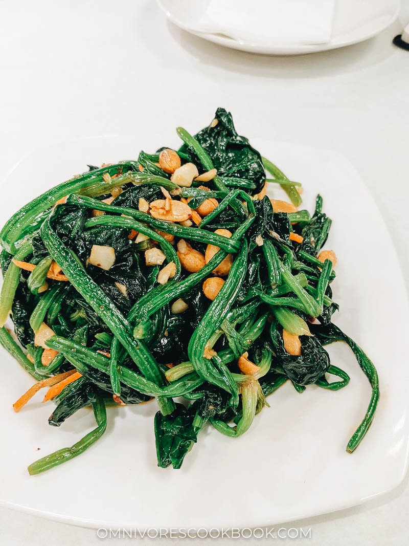 Peanuts with spinach and vinegar