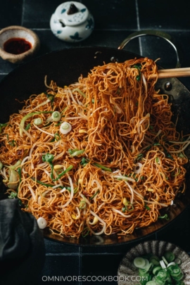 Stretching soy sauce noodles from a skillet