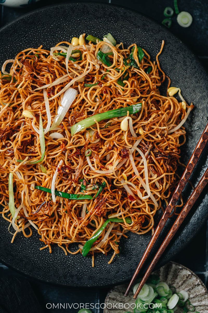 Fried noodles with bean sprouts and scallion close up