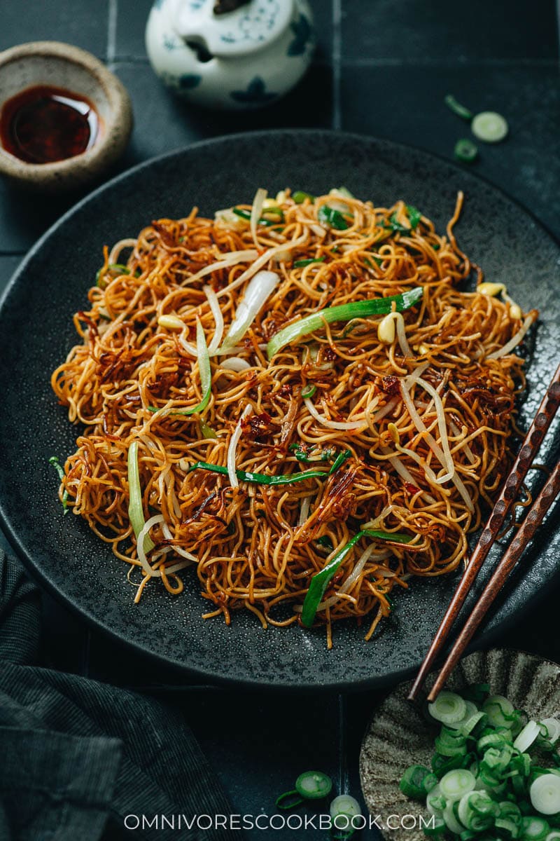 Crispy noodles with bean sprouts and scallion
