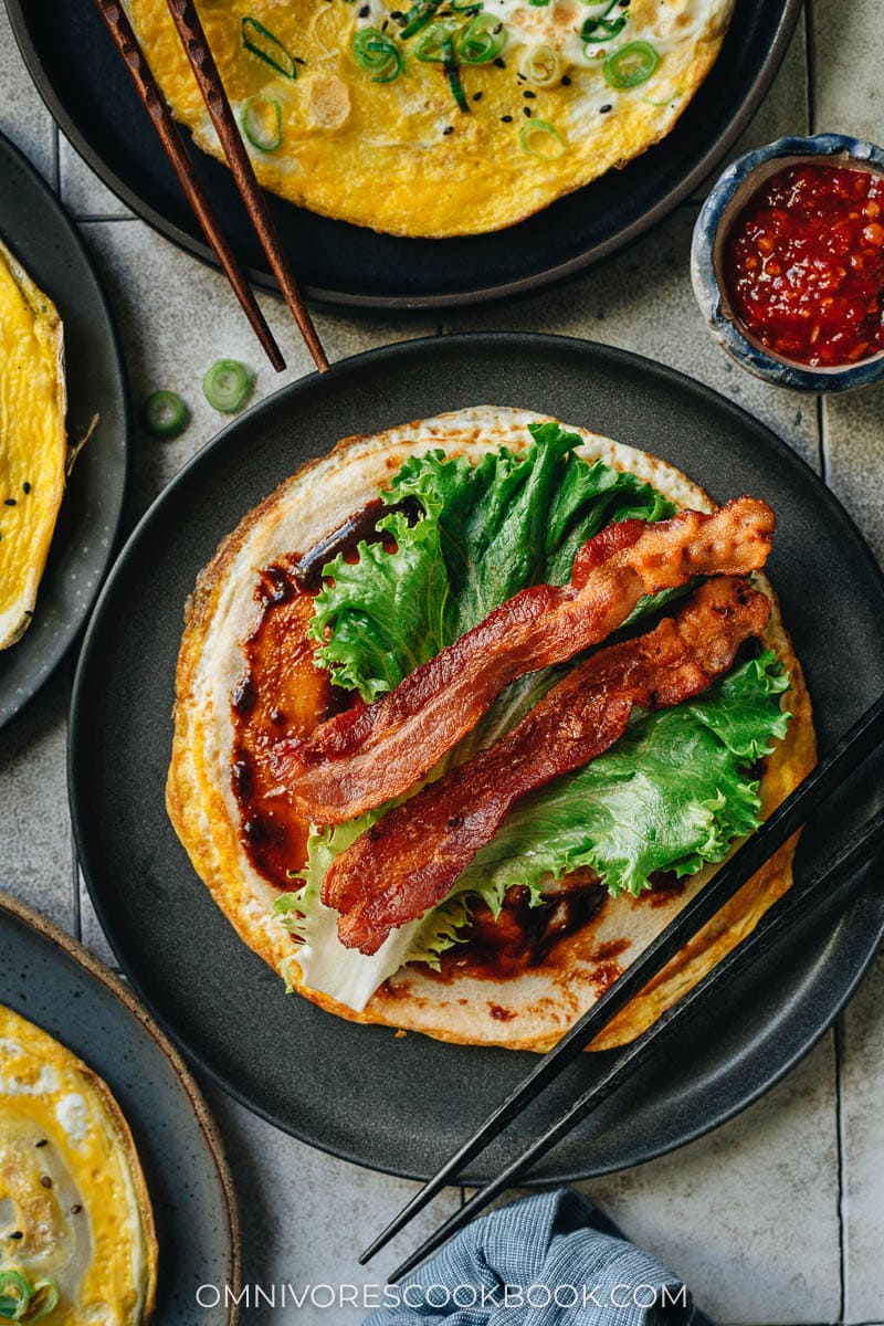 Ji dan bing topped with lettuce and bacon