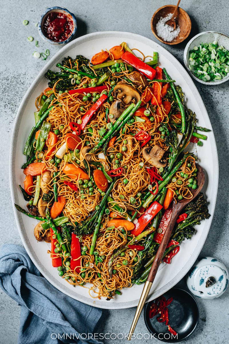 Fried noodles with asparagus, peppers, broccolini and carrot