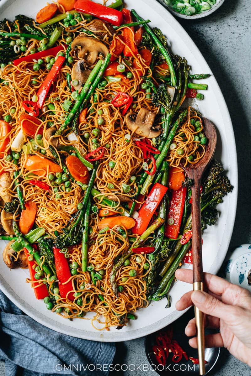 Fried noodles with asparagus, peppers, broccolini and carrot close up