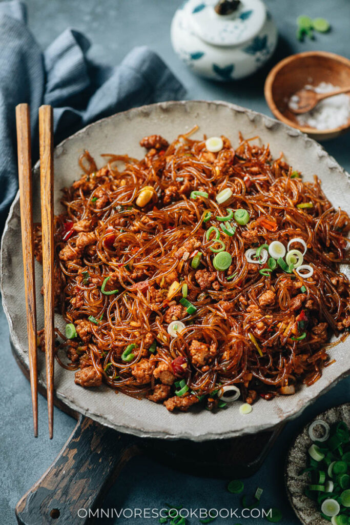 Stir Fried Vermicelli with Pork (Ma Yi Shang Shu, 蚂蚁上树) - Omnivore's ...