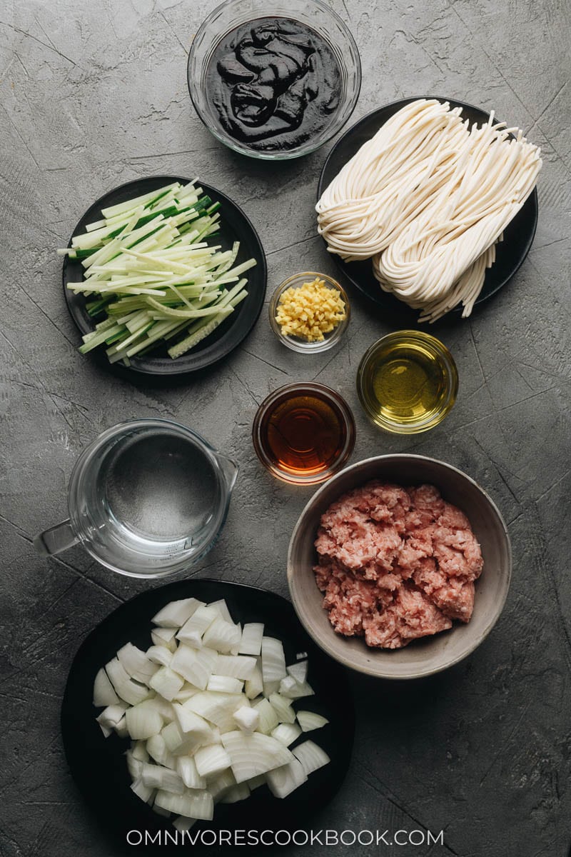 Ingredients for making zha jiang mian