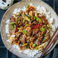 Scallion beef stir-fry features juicy beef cooked with tender Chinese scallion in a scrumptious brown sauce that’s savory and sweet. It’s a super quick dish for a busy weekday night and you can serve it with steamed rice for a complete, delicious and healthy meal. {Gluten-Free Adaptable}