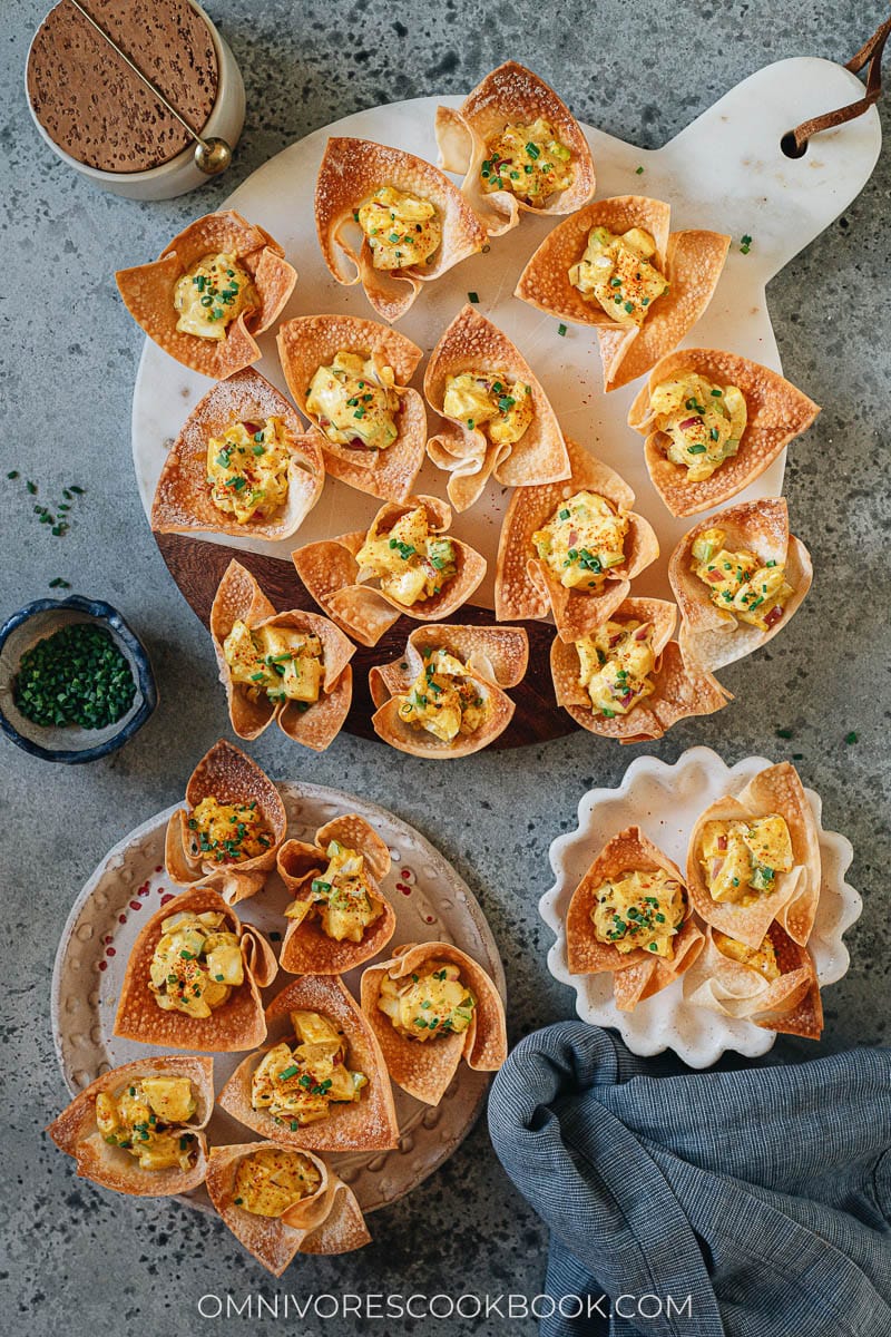 Curry egg salad wonton cups served on a tray