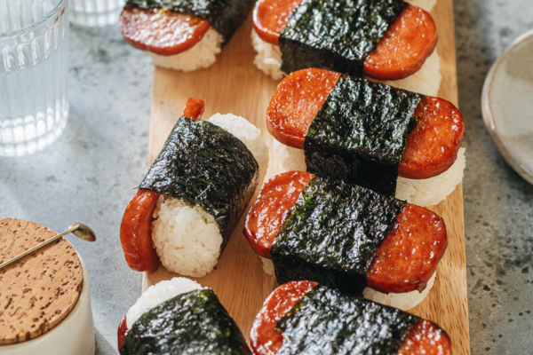 Spam musubi served on a tray