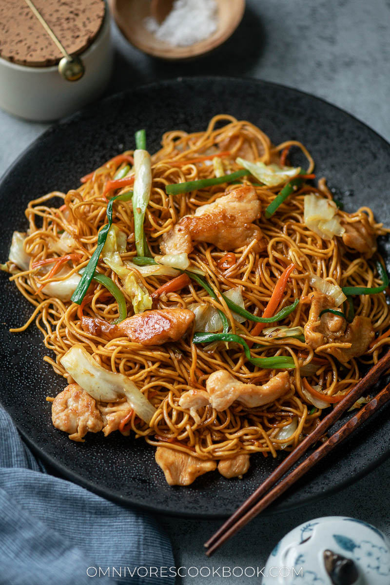Chinese fried noodles with chicken and vegetables