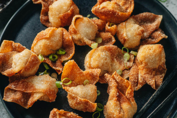 Fried wontons served in a plate