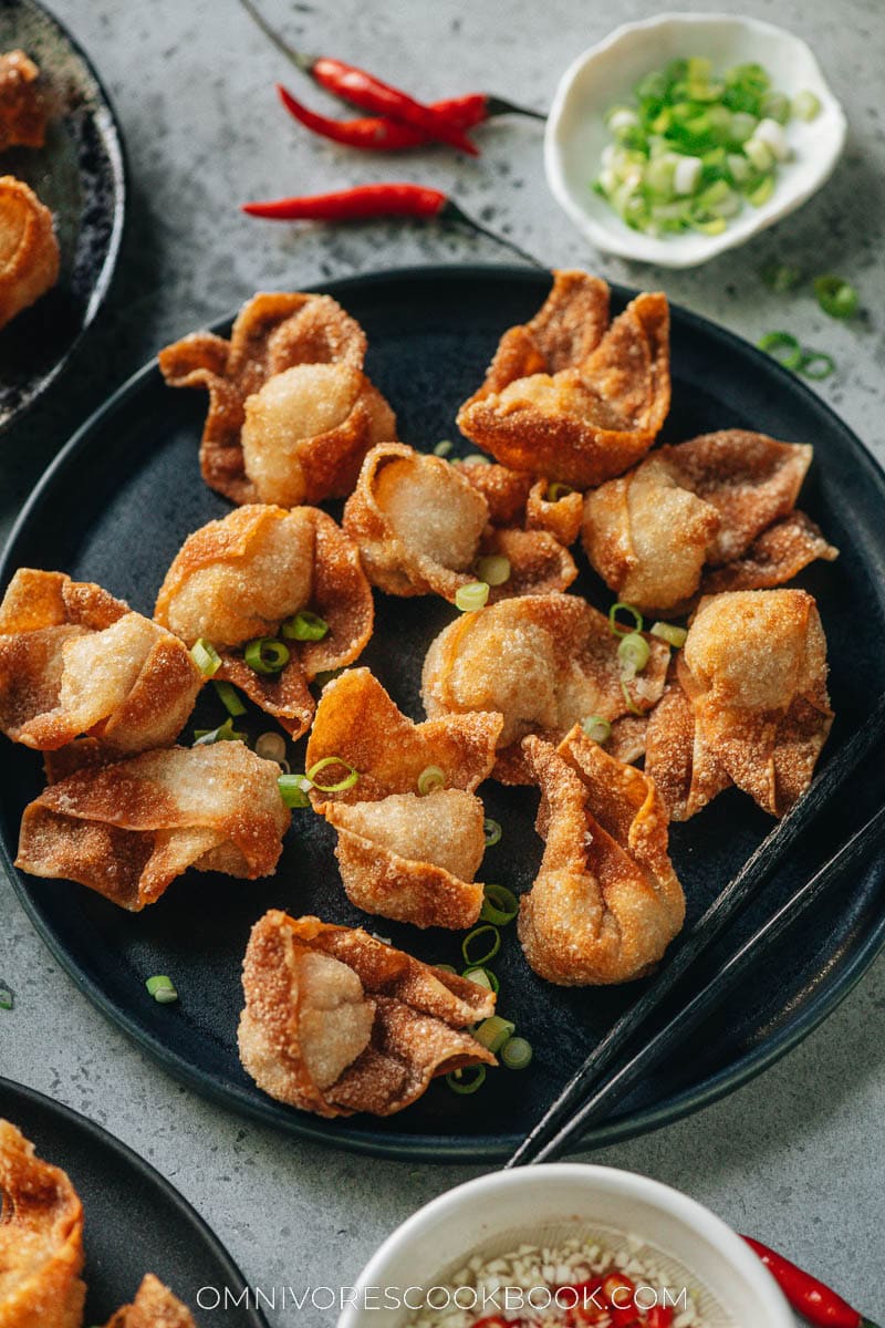 Fried wontons served in a plate