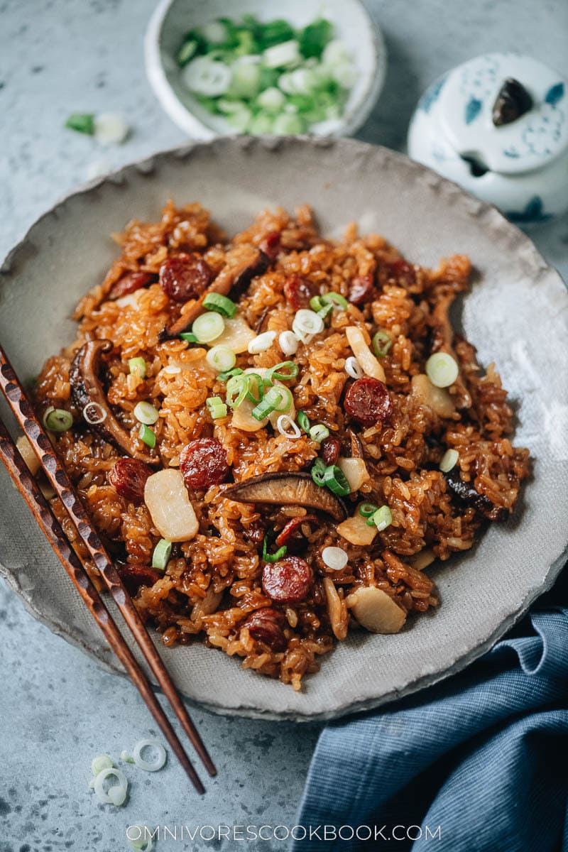 Riz à la saucisse chinoise en gros plan