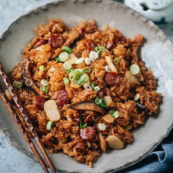 Riz à la saucisse chinoise (腊肠饭) simplifié grâce à l'Instant Pot.  Aucun trempage du riz requis, temps de cuisson actif minimal et résultats parfaits.  Le riz gluant riche et savoureux est assaisonné de sauce soja et mélangé avec de la saucisse chinoise sucrée et des châtaignes d'eau croquantes.  C'est un dîner idéal en semaine!