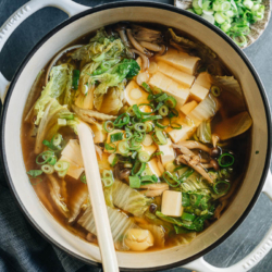 Une soupe de tofu au chou napa super rapide et facile avec des champignons mijotés dans un bouillon de poulet pour un goût réconfortant et copieux.  C'est un excellent plat d'accompagnement à ajouter à votre table pour plus de couleur et de nutrition.  {Adaptable sans gluten}