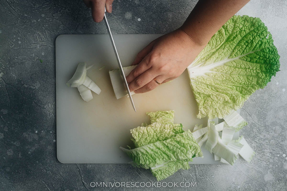 How to cut napa cabbage white part