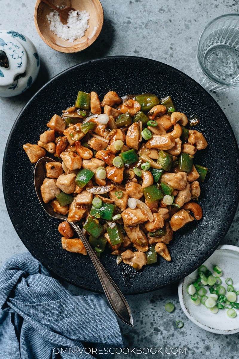 Poulet aux noix de cajou servi dans une assiette