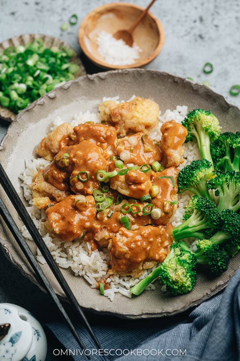 Crispy chicken with peanut butter sauce served with broccoli and rice
