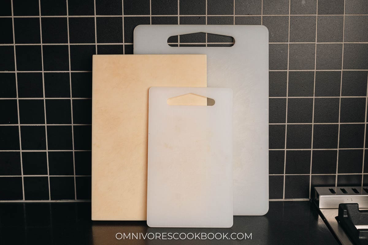 Plastic and synthetic cutting boards