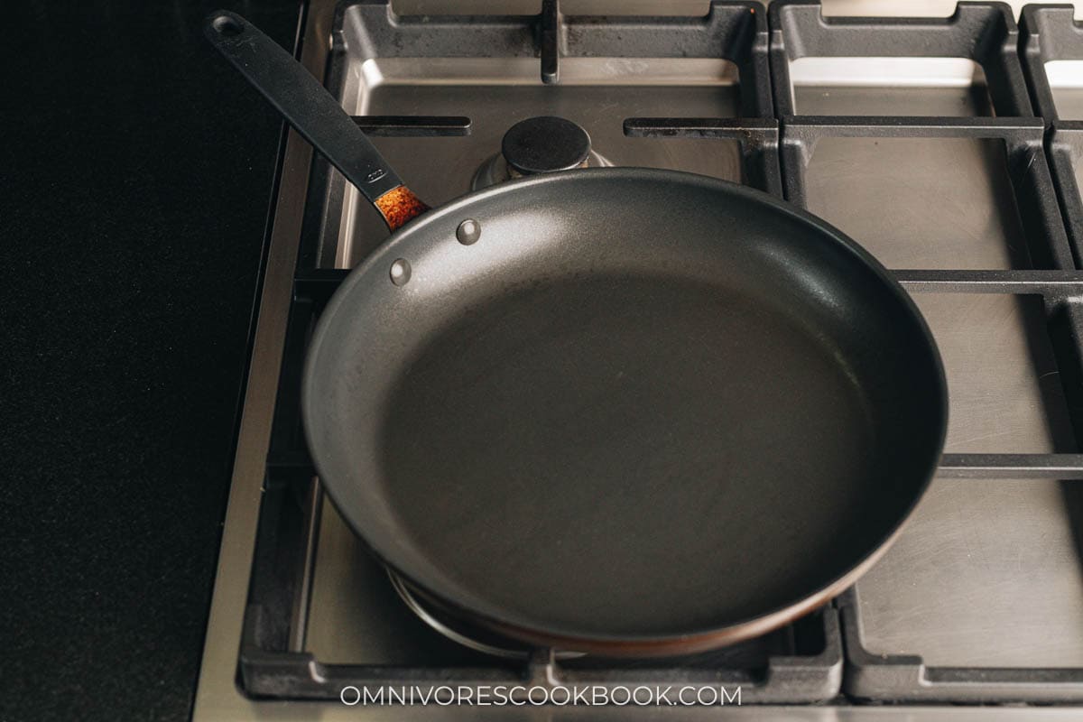 Essential Chinese Cooking Tools - Large nonstick skillet