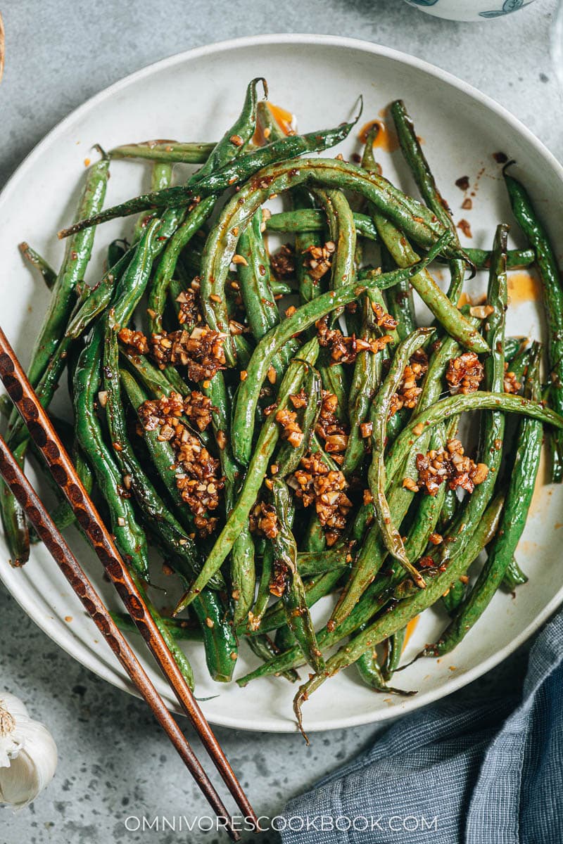 Air fryer garlic green beans close up