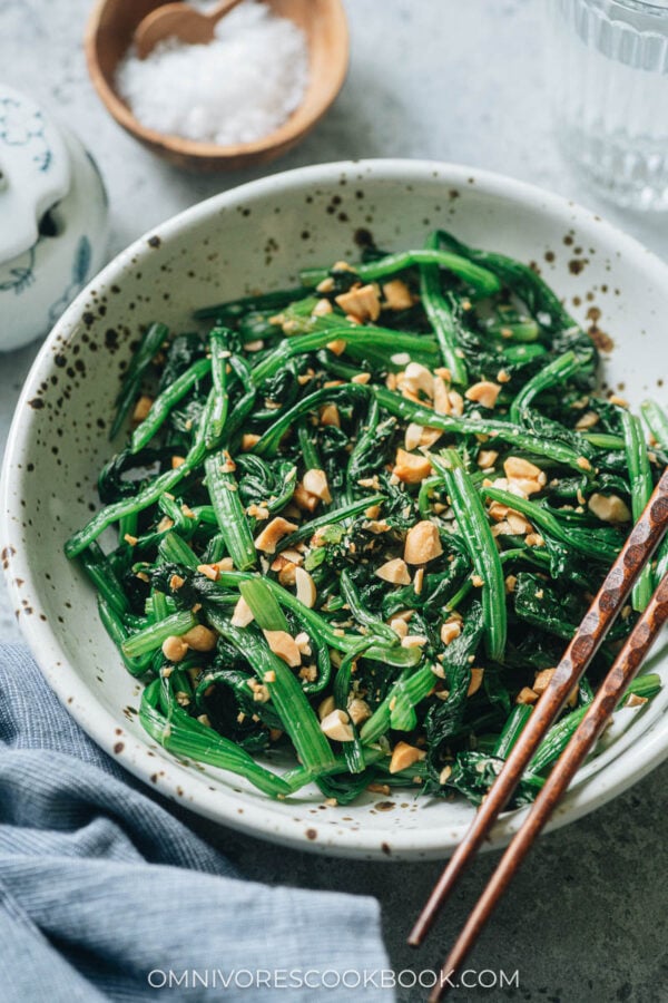 Chinese Spinach Salad with Peanuts (老醋菠菜花生) Omnivore's Cookbook