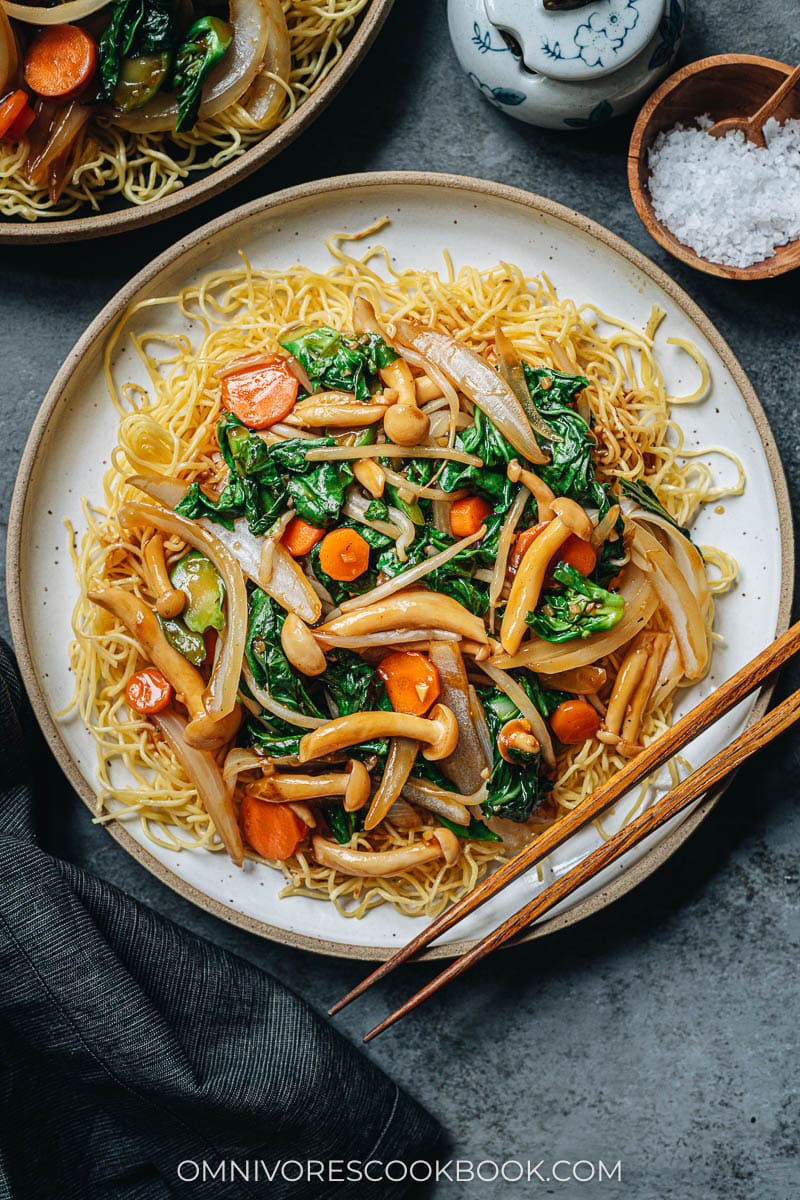 Vegetable pan fried noodles with brown sauce