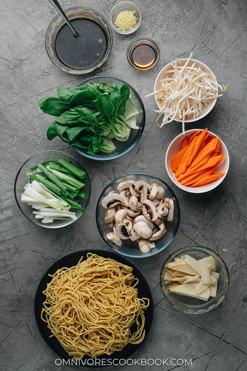 Ingredients for making vegetarian chow mein