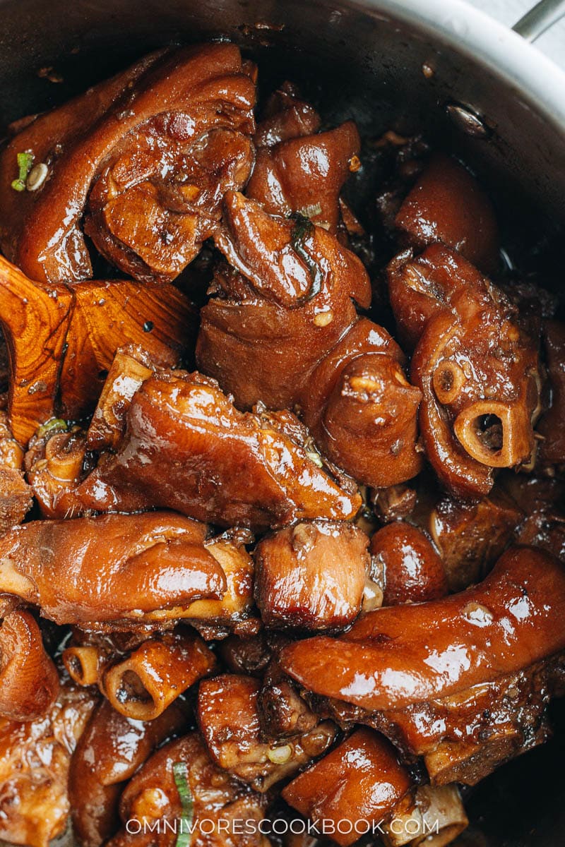 Braised pork trotters in a pot