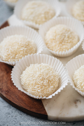 Coconut Mochi (糯米滋, Lo Mai Chi) - Omnivore's Cookbook