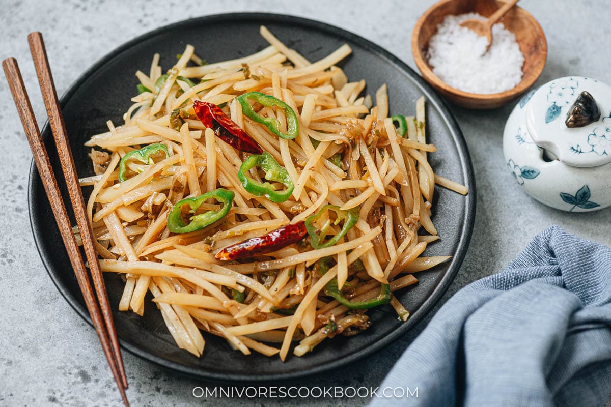 Shredded Potato Stir Fry (酸辣土豆丝) - Omnivore's Cookbook