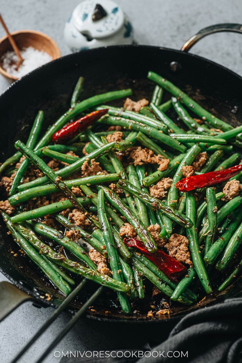 Cast Iron Skillet Green Beans {super easy recipe}