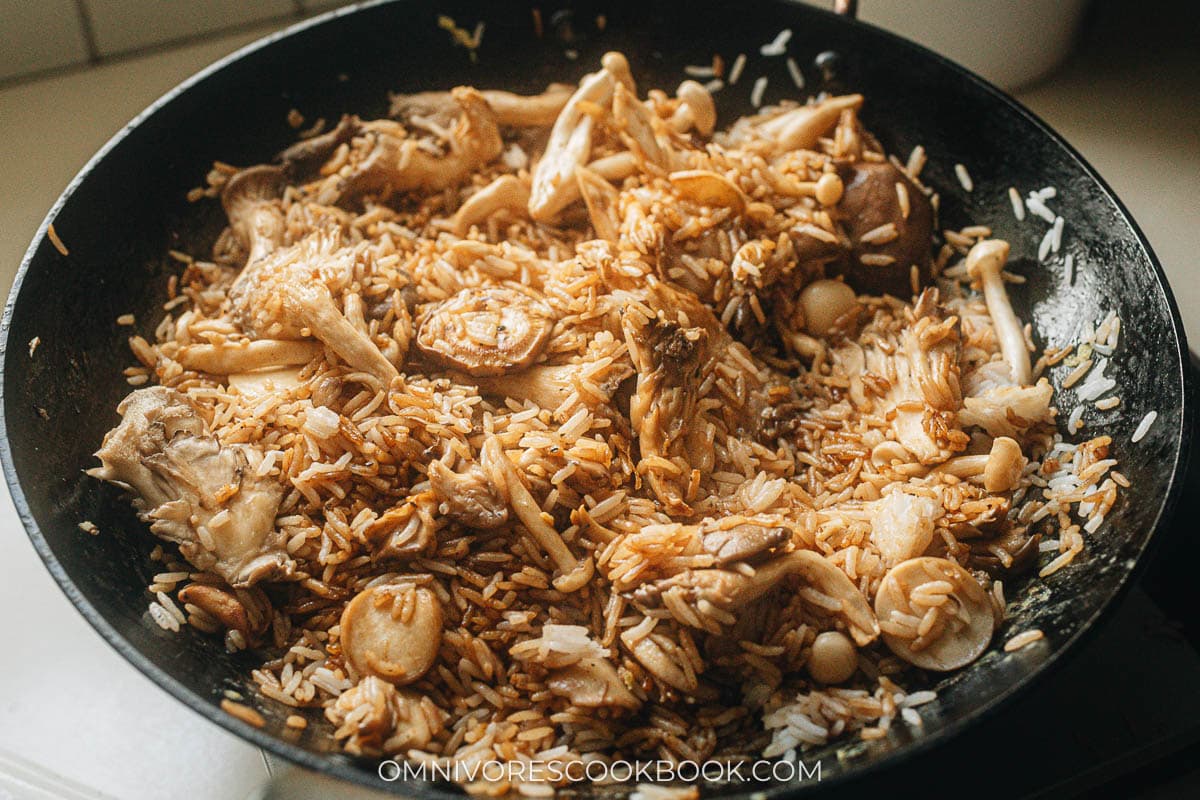 Mix rice with mushrooms