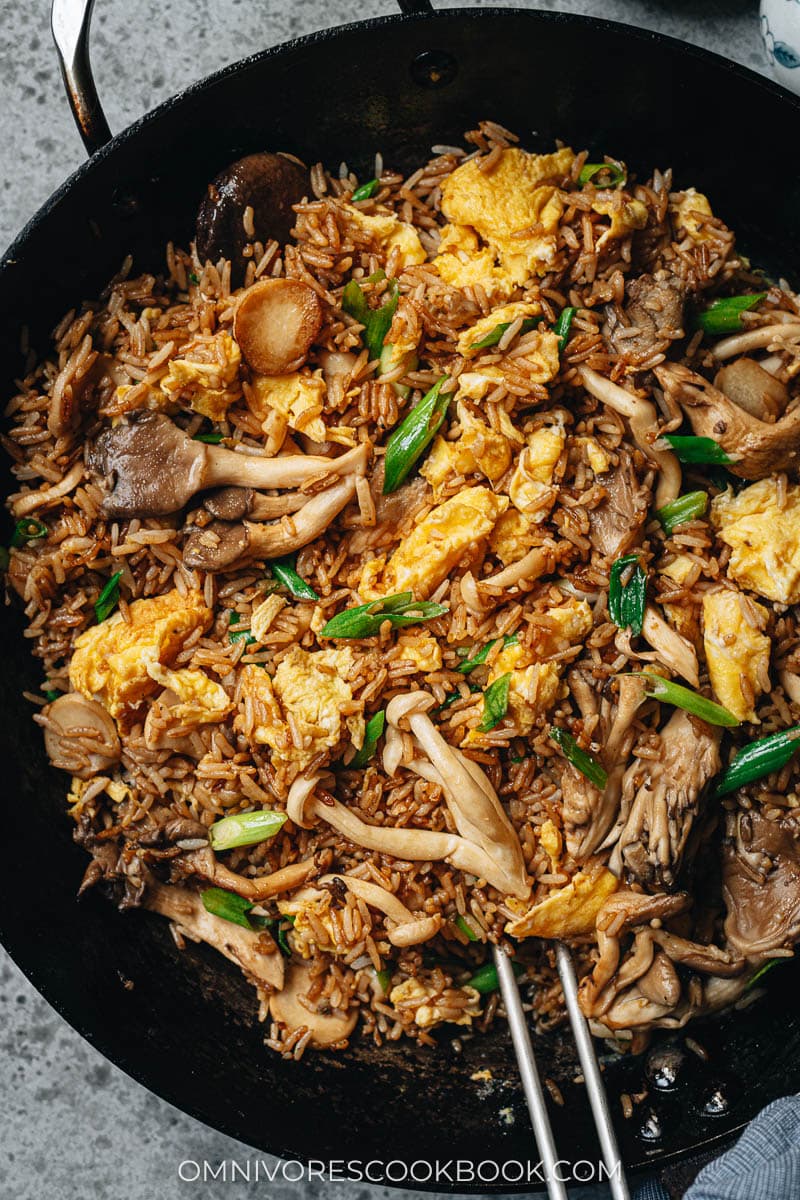 https://omnivorescookbook.com/wp-content/uploads/2023/11/230830_Mushroom-Fried-Rice_2.jpg