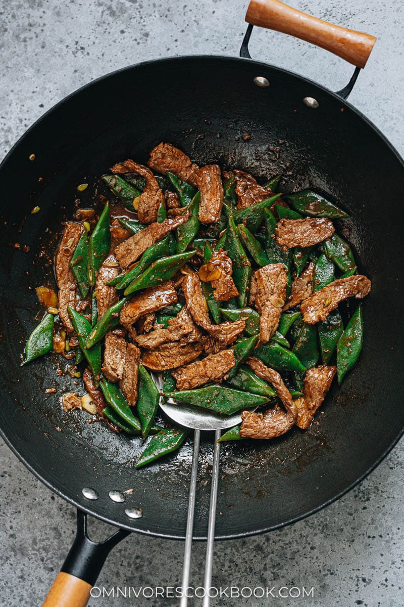 Steak and green beans stir fry in a wok