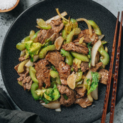 Cook this beef and celery stir fry and serve with steamed rice for a satisfying meal. The tender and juicy beef and crispy celery are brought together with a savory aromatic sauce. It’s fast to make and blanched in nutrition, perfect for dinner. {Gluten-Free adaptable}