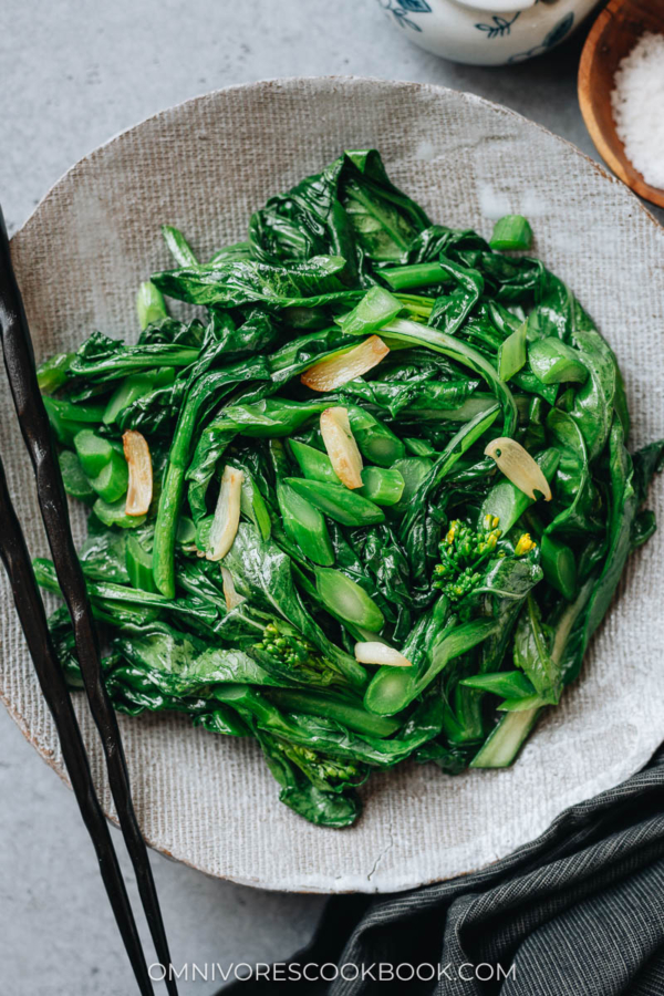 4-Ingredient Yu Choy Stir Fry (清炒菜心) - Omnivore's Cookbook