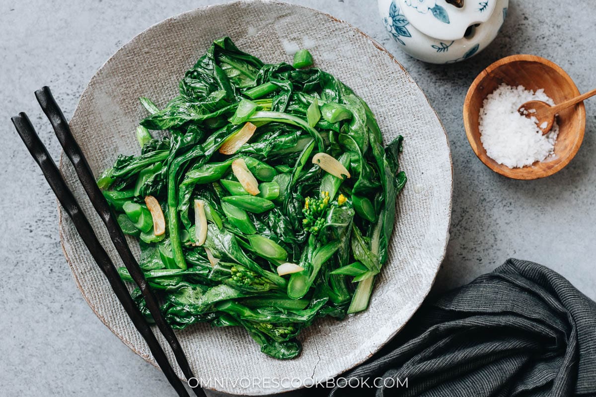 4-Ingredient Yu Choy Stir Fry (清炒菜心) - Omnivore's Cookbook
