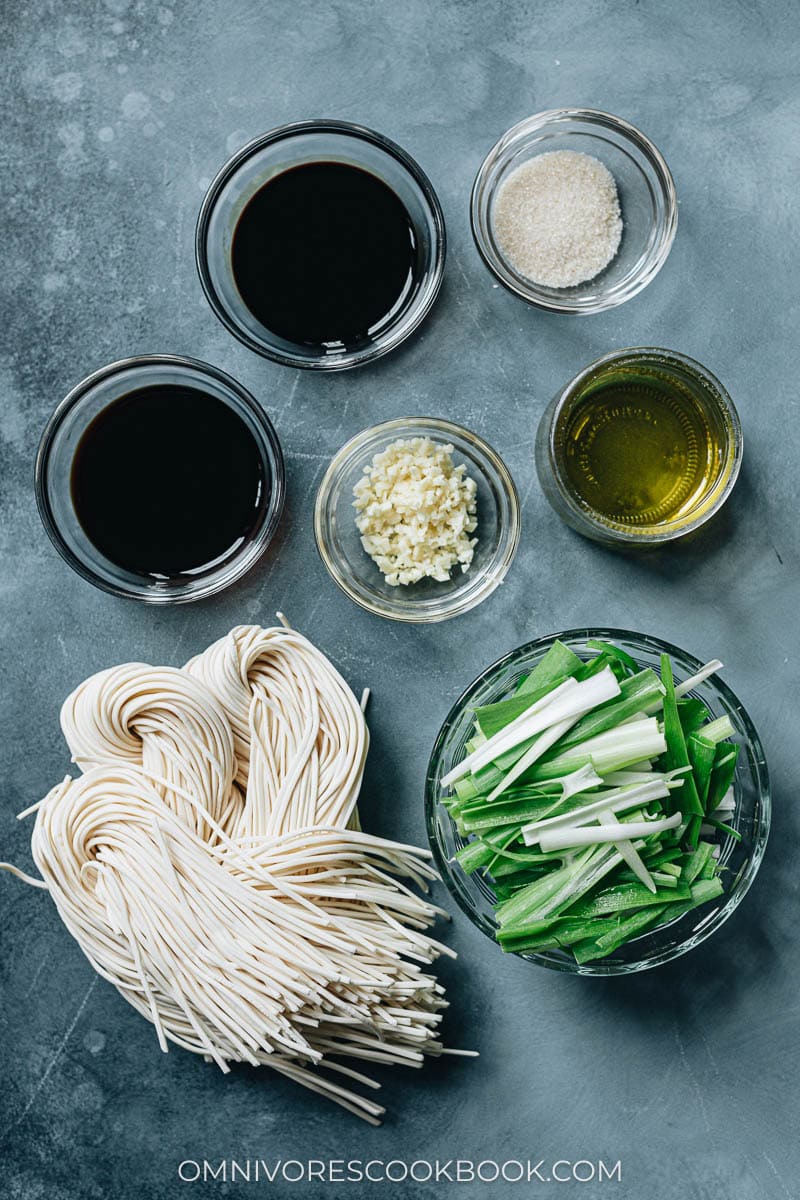 Ingredients for making scallion oil noodles