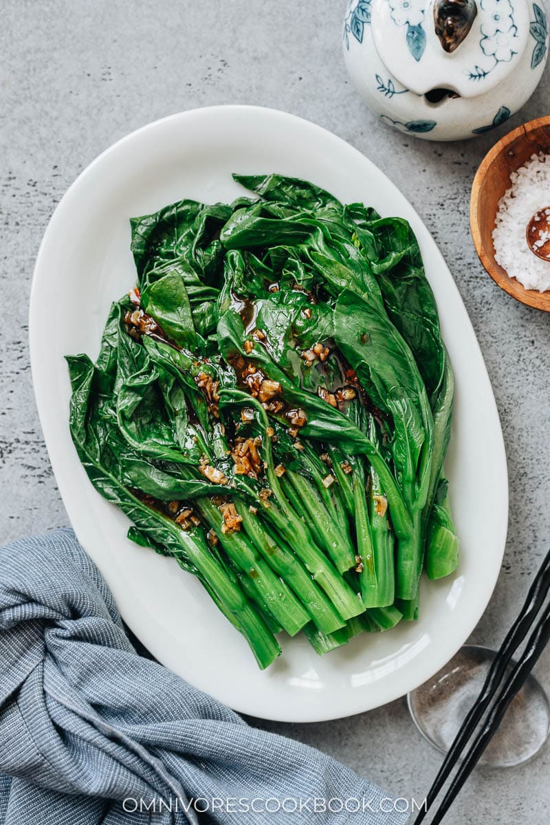 Blanched choy sum with garlic sauce