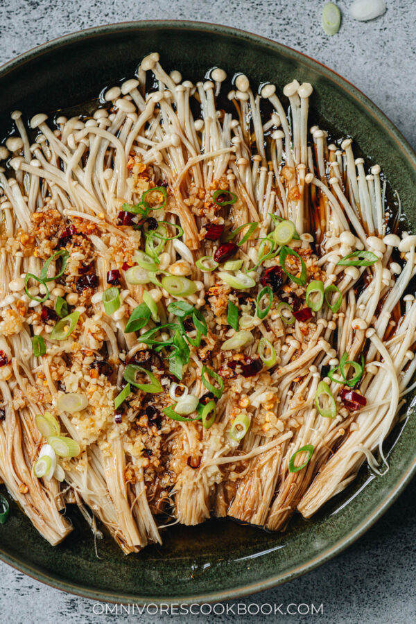 Steamed Enoki Mushrooms (蒜蓉金针菇) Omnivore's Cookbook