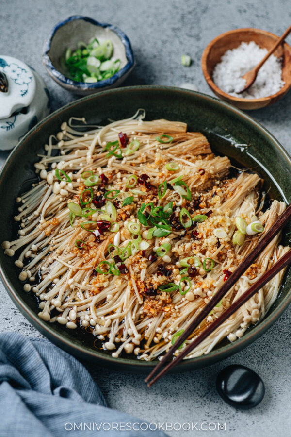 Steamed Enoki Mushrooms (蒜蓉金针菇) Omnivore's Cookbook