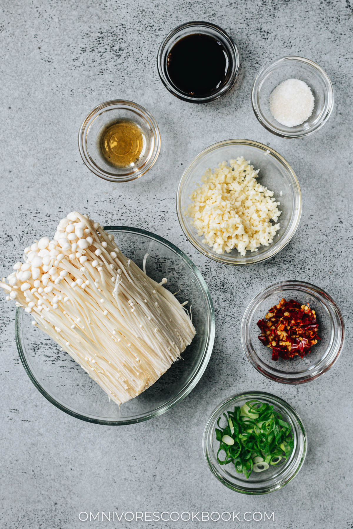 Ingredients for making steamed enoki mushrooms