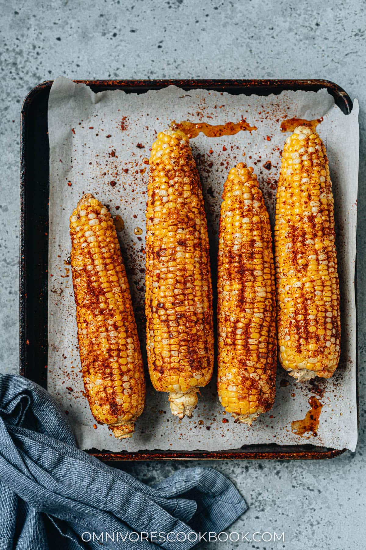 Grilled corn on the cob on a tray