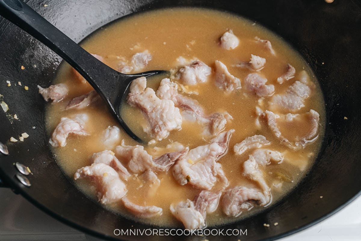 Cook Suan Cai Yu fish slices in the wok