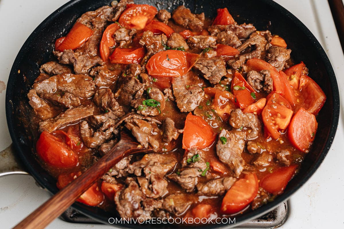 Finish up the dish with slurry and green onion