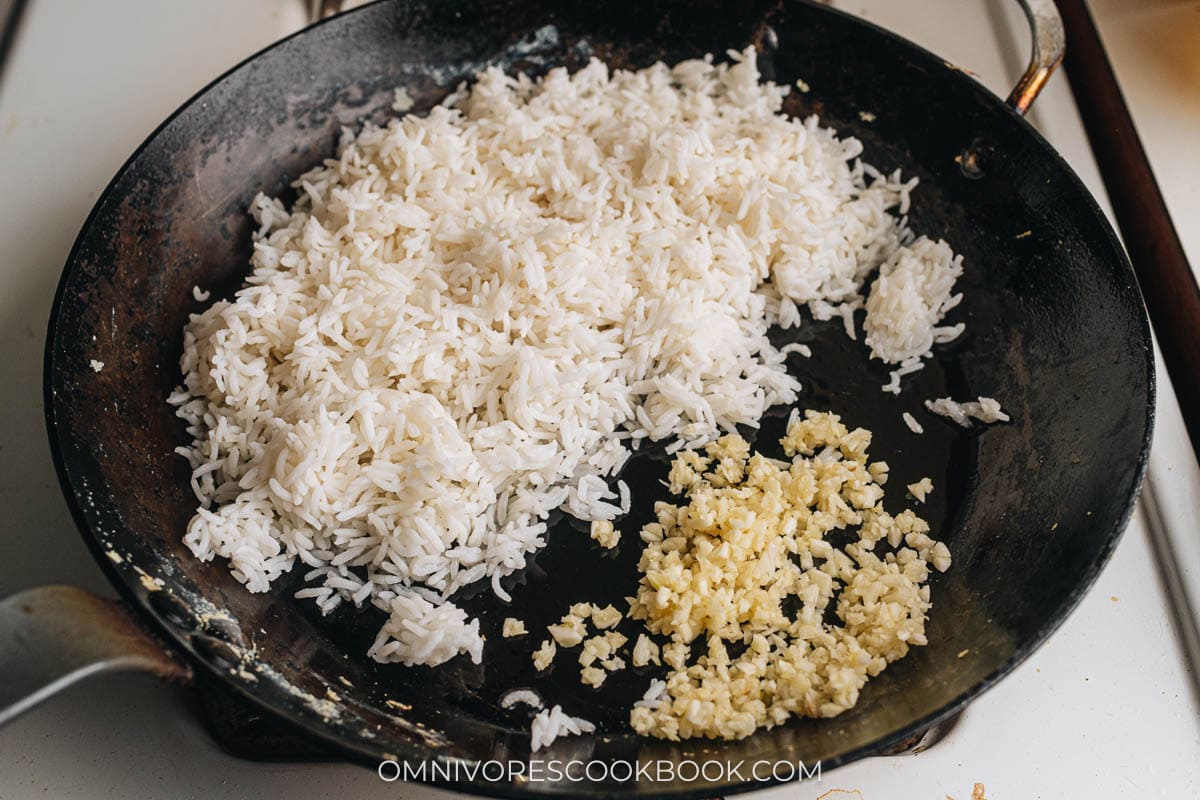 Toasting rice and garlic