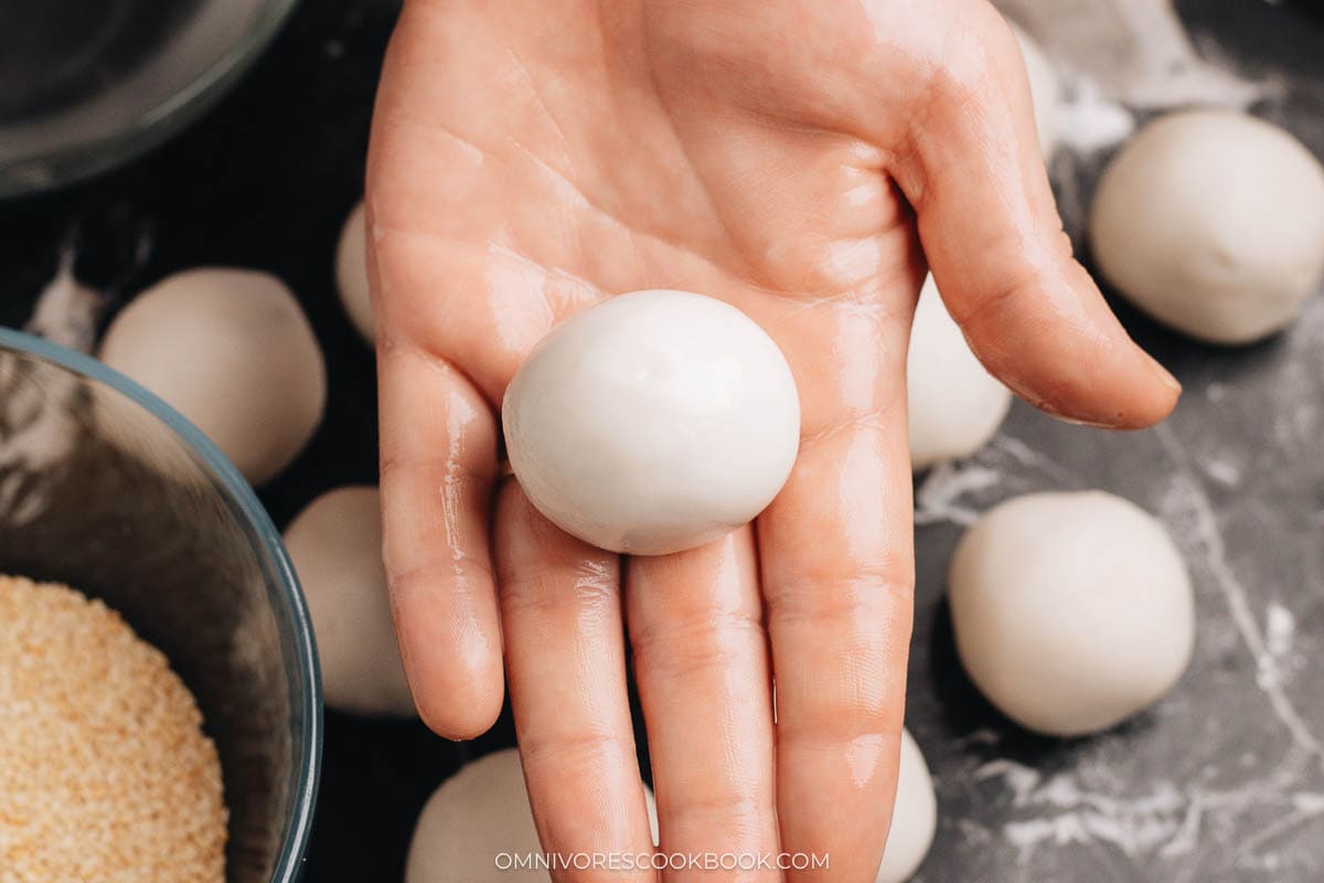 Wet the sesame ball with wet hands