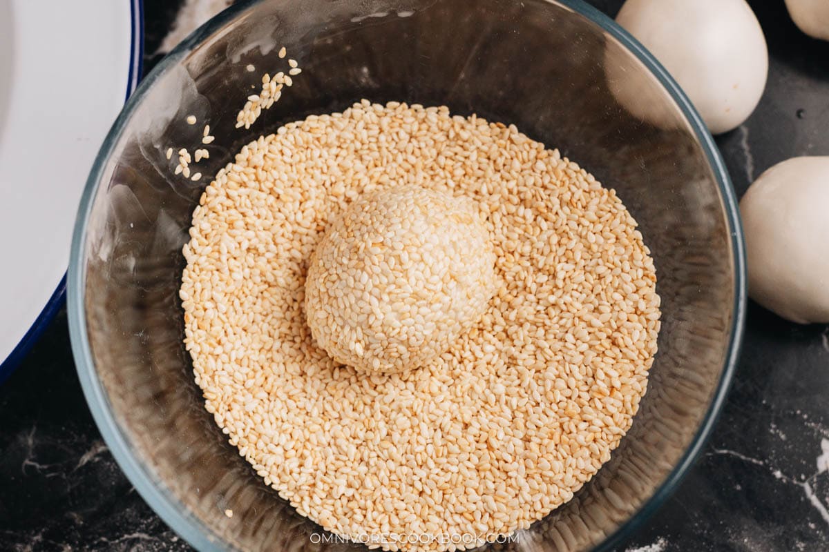 Roll the dough ball with sesame seeds