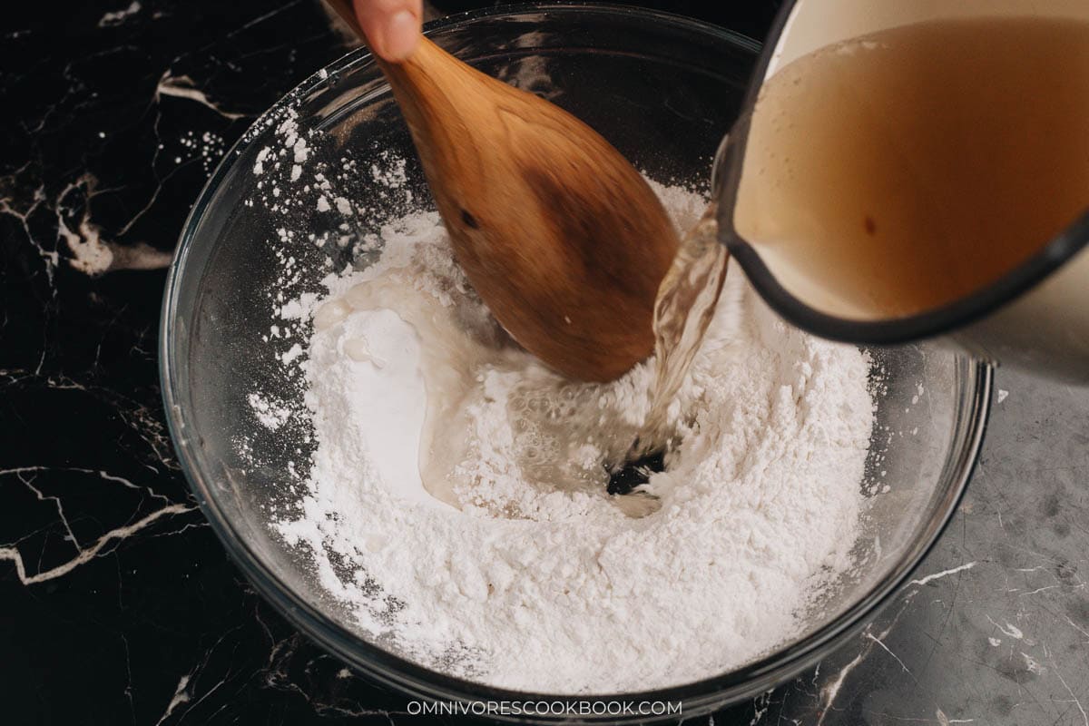 Adding the hot syrup into the glutinous flour